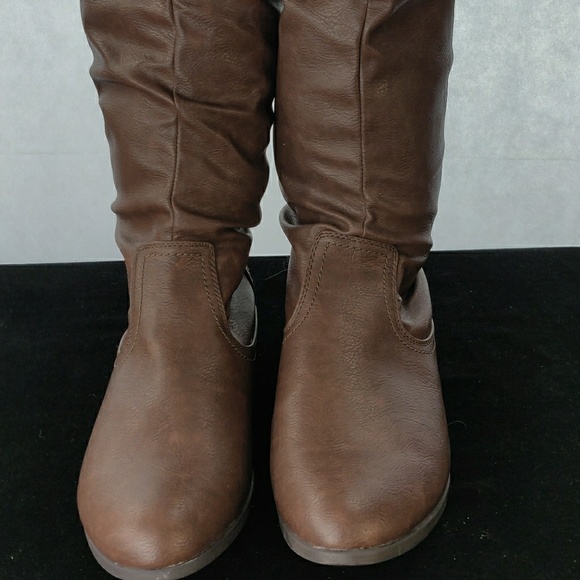 Women's Brown lace up in the back boots - Picture 1 of 4